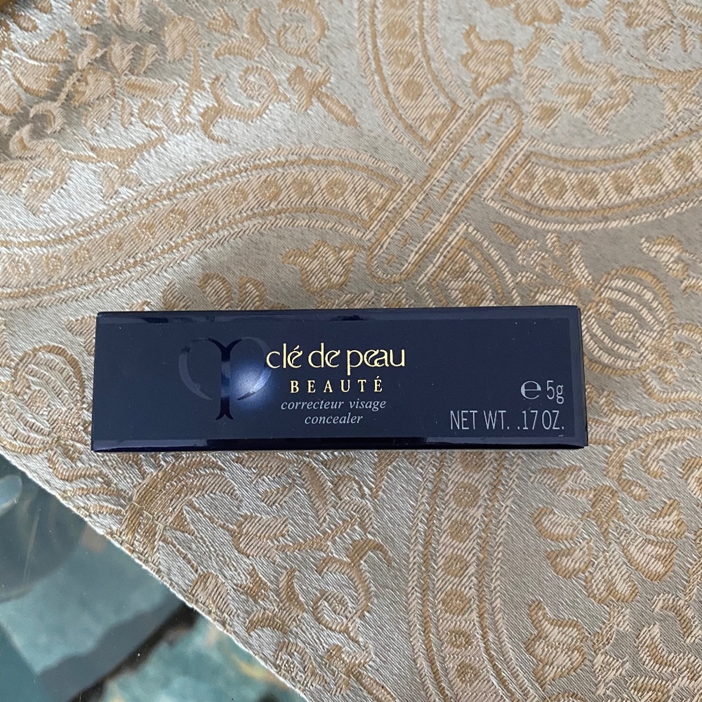 Cle de peau beaute concealer nwot honey
